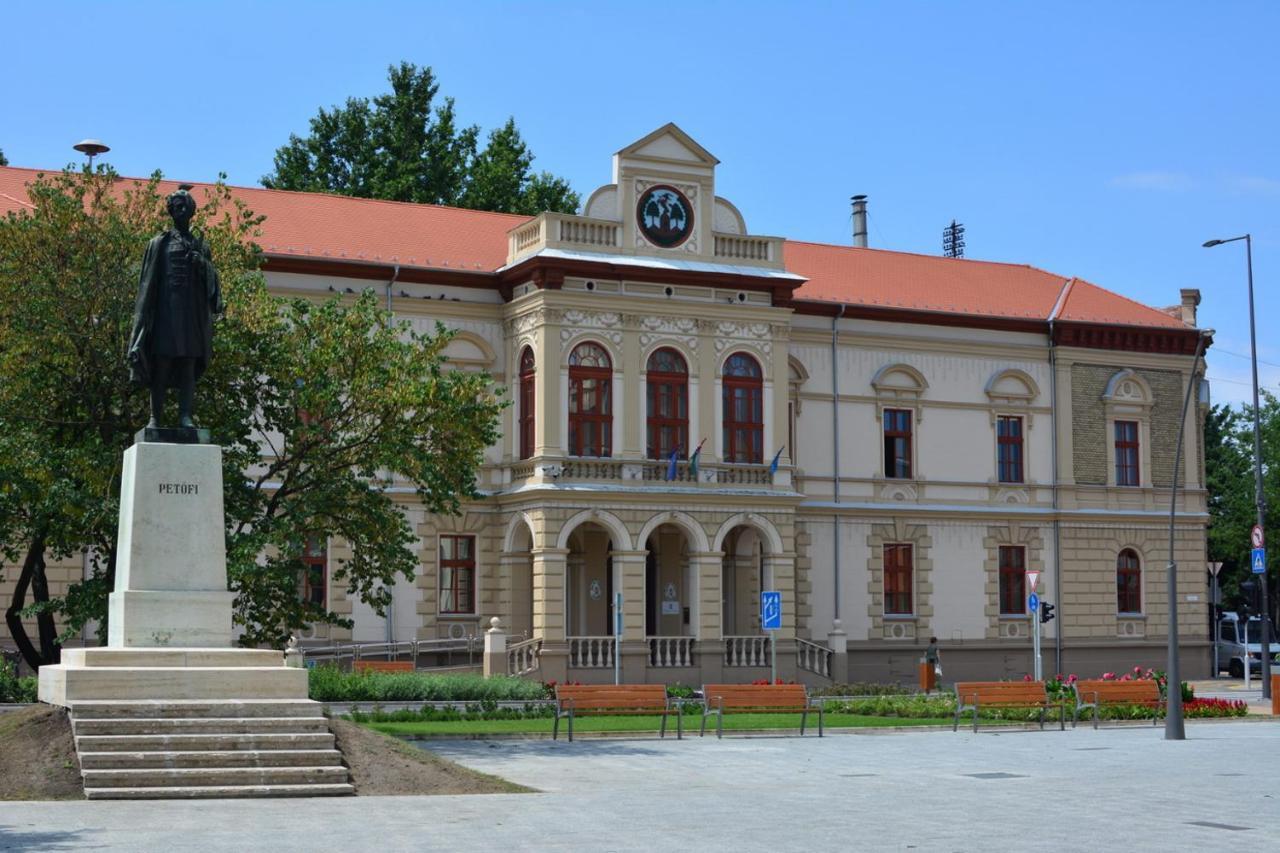Csengo Vendeghaz Hotel Kiskoros Exterior photo